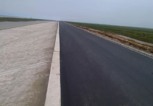 長江口北支新村沙水域河道綜合整治工程完成堤頂瀝青路面施工